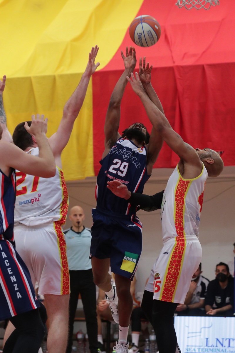 LNP serie A2, seconda giornata girone azzurro. OraSi basket Ravenna - UCC Assigeco Piacenza.